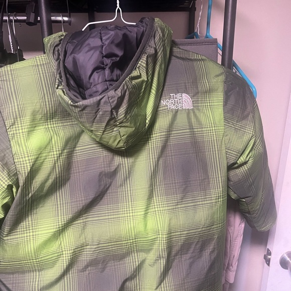 The North Face boys 550 reversable down with hood - Picture 2 of 6